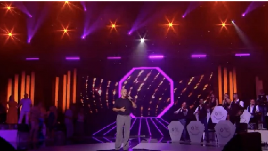 "RAZVEO SAM SE, ALI SPAVAM SA ŽENOM U KREVETU" Pevač šokirao priznanjem, ostavio sve bez teksta