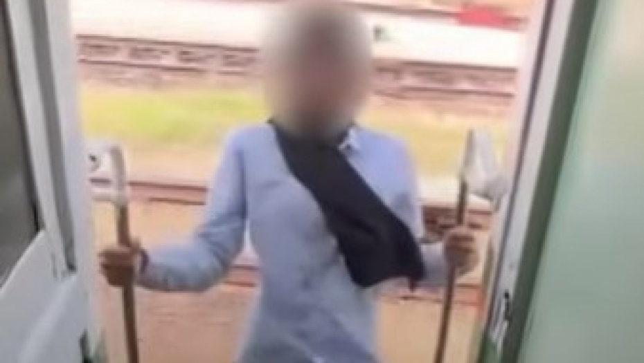 LJUDI MOJI, DA LI JE OVO NORMALNO? Devojka snimala tiktok video pa ispala iz voza u pokretu, razbila se k'o zvečka! (VIDEO)