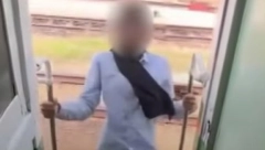 LJUDI MOJI, DA LI JE OVO NORMALNO? Devojka snimala tiktok video pa ispala iz voza u pokretu, razbila se k'o zvečka! (VIDEO)