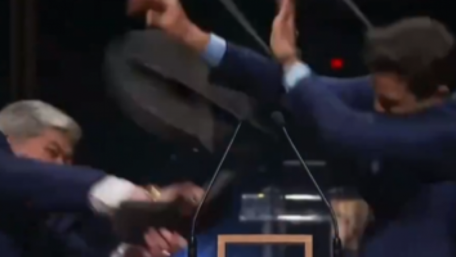 HAOS U PROGRAMU UŽIVO Tokom političke debate zgrabio stolicu pa udario protivnika (VIDEO)