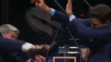 HAOS U PROGRAMU UŽIVO Tokom političke debate zgrabio stolicu pa udario protivnika (VIDEO)