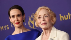 MAMA ČARLIJA  I ALANA HARPERA IZ "DVA I PO MUŠKARCA" LJUBI 32 GODINE MLAĐU KOLEGINICU Jedan detalj u njhovoj vezi je mnoge šokirao