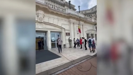 POLICIJA TRAGA ZA NAPADAČEM: Muškarac polio ljude benzinom u parlamentu! Snimak otkriva trenutak požara (VIDEO)