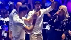 NOVAK ŠOU Igrao, pevao, pravio haos - a onda je sve stalo kad se pojavila ONA (VIDEO)