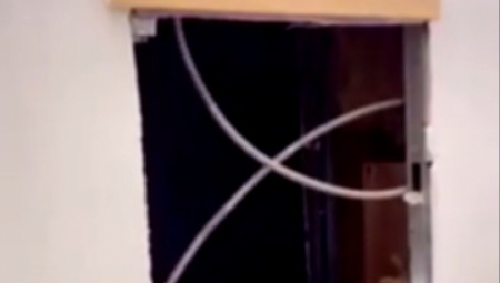 PRIMETILA JE DA JOJ U STANU STALNO DUVA PROMAJA Zaprepastila se kada je pronašla rupu u zidu, a kada je videla kuda vodi, zaledila se od straha! (VIDEO)