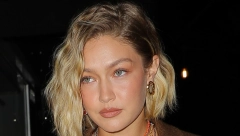 AUTFIT ĐIĐI HADID NE IZLAZI IZ MODE Bila je u centru pažnje na ćerkinom 4. rođendanu, ove pantalone su brutalne!