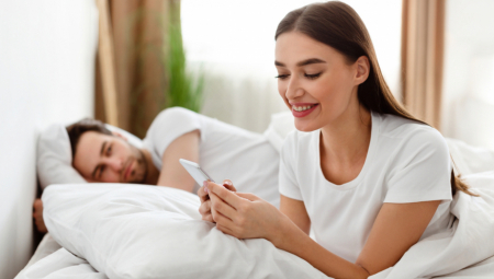 ''DOPISUJEM SE SA KOLEGOM KOJI JE DUPLO MLAĐI OD MENE, ŽELIM SA NJIM VIŠE'' Šokantna ispovest žene čiji je brak u krizi srušila internet!