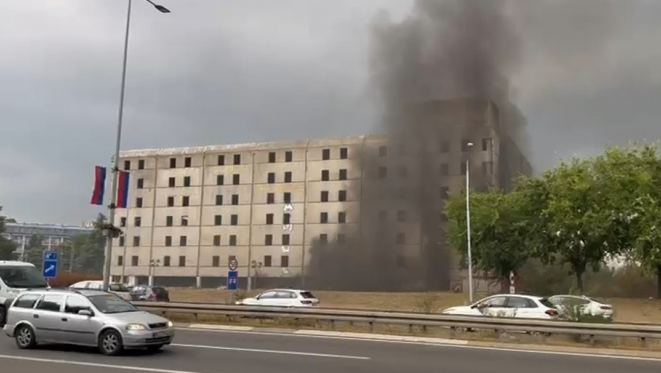 POŽAR NA NOVOM BEOGRADU Gusti dim prekrio nebo tik do auto-puta! (VIDEO)