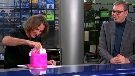 IZNENAĐENJE ZA VUČIĆA Upaljene svećice na torti, a onda je Željko Mitrović uručio neobičan poklon predsedniku Srbije (FOTO)