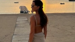 ANA IVANOVIĆ U NIKAD IZAZOVNIJEM IZDANJU Gola leđa i dubok šlic, Švajni "odlepio" (FOTO)