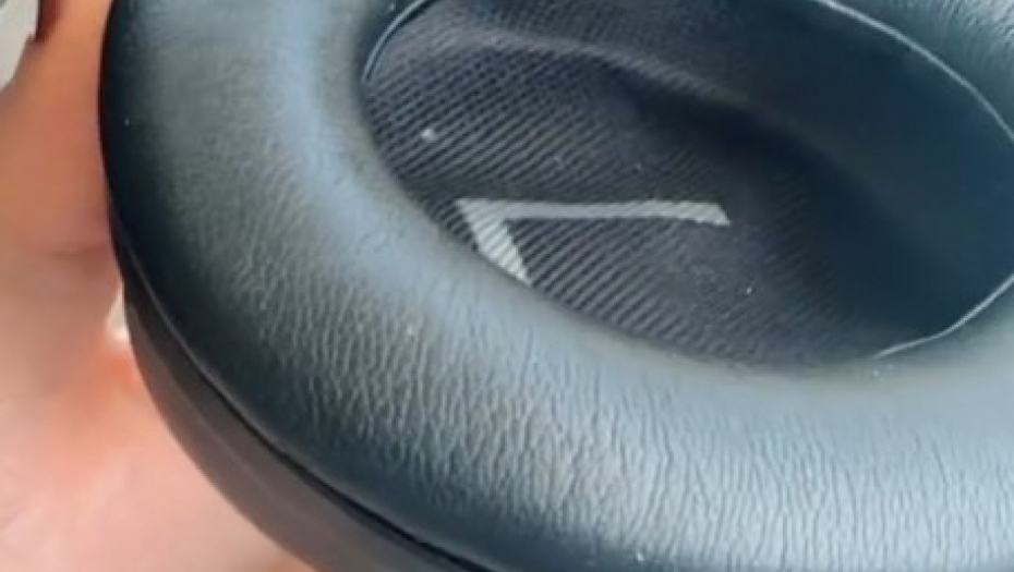 '''NIKADA SE NEĆU OPORAVITI OD OVOGA'' Žena osetila golicanje u uhu, kad je videla šta joj gmiže u slušalici, zamenela od šoka! (VIDEO)