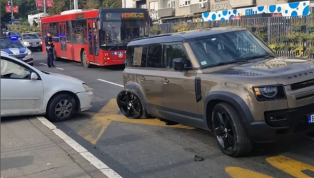 ALO! SAZNAJE, EVO ŠTA SE DESILO NA AUTOKOMANDI Sudarila se dva automobla, vozač hitno prevezen u Urgentni centar (FOTO)