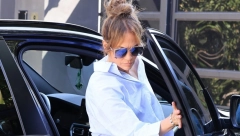 ISKOPIRAJTE STIL DŽENIFER LOPEZ Pokazala kako žene od 50 godina mogu da nose pocepane farmerice, a da ne izgledaju smešno