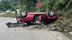 AUTO SE PREVRNUO NA KROV NASRED RASKRSNICE U ZEMUNU Vozilo zavšrilo tik do pešačkog