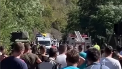 U JEZIVOJ NESREĆI KOD RAŠKE PREŽIVELA SAMO MAJKA TROJE DECE!  Dva sata je bila živa zarobljena ispod oklopnog vozila (VIDEO)