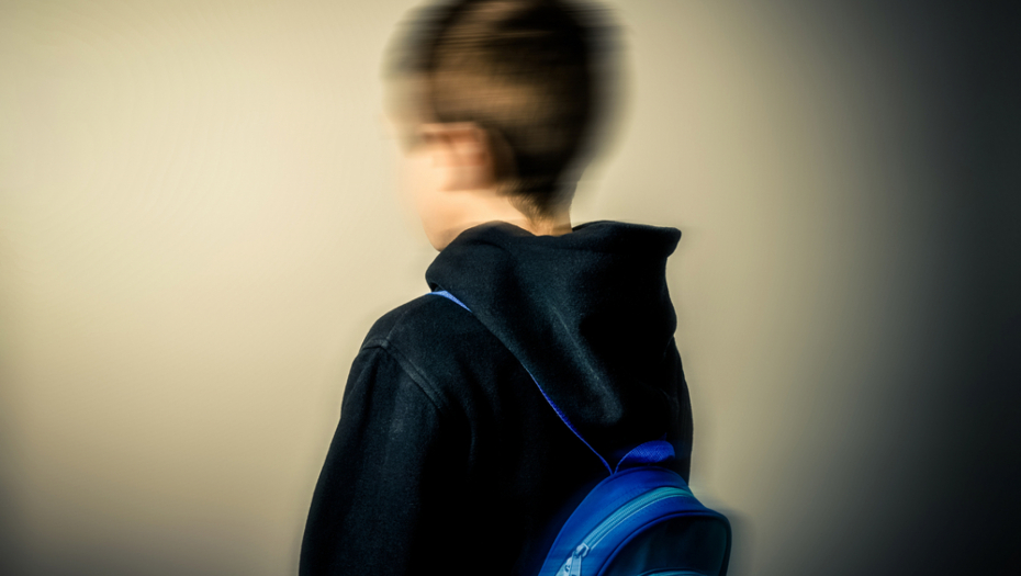 Radnica kod recepcije ugledala dečaka koji je sat vremena šetao gore-dole: Na njeno pitanje šta radi tu sam, dobila je odgovor koji je RAZBESNEO SRBIJU!