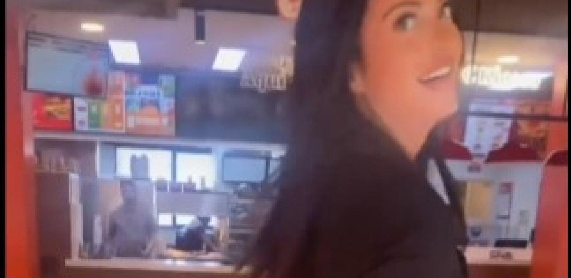 DA LI JE OVA ŽENA NORMALNA? Ušla u restoran brze hrane i uradila nešto odvratno, ljudi je urnišu na mrežama! (VIDEO)