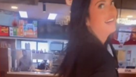 DA LI JE OVA ŽENA NORMALNA? Ušla u restoran brze hrane i uradila nešto odvratno, ljudi je urnišu na mrežama! (VIDEO)
