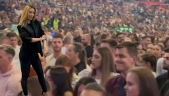ONA ĆE SE VEČERAS POJAVITI NA BINI U ARENI! Popularna pevačica je gošća na koncertu Tee Tairović!