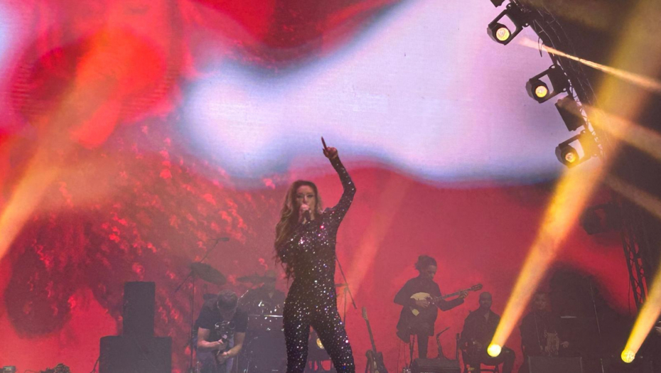 TEA UVIJA KUKOVIMA, ARENA SE TRESE! Zavodljivi ples bacio publiku u trans! (VIDEO)