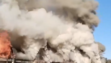 BUKNULO U RUSIJI Ogroman crni dim kulja na sve strane (VIDEO)