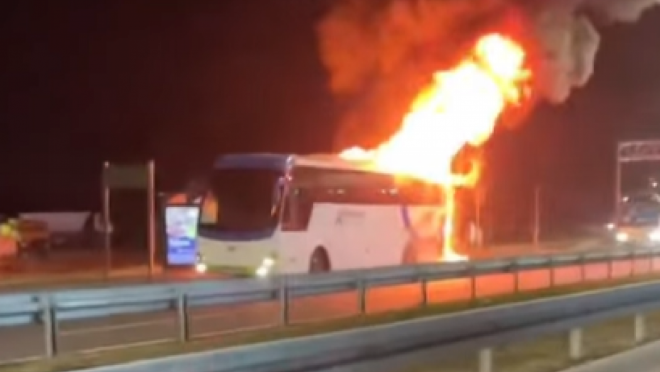 GORI AUTOBUS KOD SURČINA Buktinja "progutala" vozilo (VIDEO)