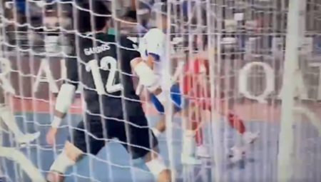 SKANDAL NA SVETSKOM PRVENSTVU Golman namerno pustio gol, evo zašto je to uradio (VIDEO)