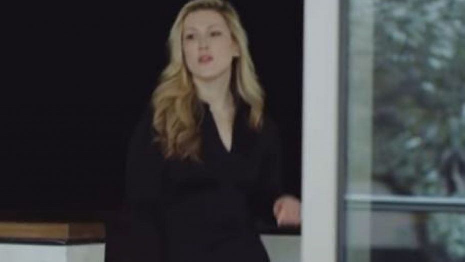 SKANDAL! Novinarka uhvaćena u aferi sa poznatim političarem, ispliavale njene gole fotografije