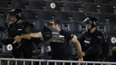 VELIKI INCIDENT U HUMSKOJ Navijač uleteo na teren tokom derbija! (VIDEO)