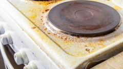 DIGLA UZBUNU ZBOG RINGLE, DOBILA PROST I JEDNOSTAVAN SAVET Smućkajte ova dva sastojka i očistite i najprljaviji šporet