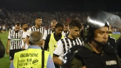 POLICIJA MORALA DA ŠTITI IGRAČE Drama u Humskoj, navijači razbili staklo na svlačionici