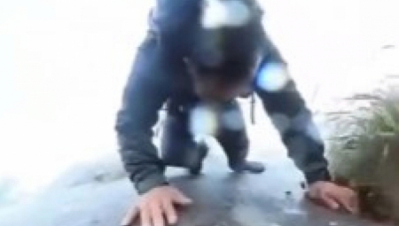 DRAMA NA PLANINI Čovek se peo niz stenu, kad je počeo da klizi vrištao iz sveg glasa - mislio da je sve gotovo! (VIDEO)