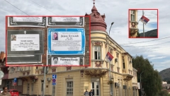 NAJTUŽNIJI DAN U RAŠKOJ Prolaznici u suzama gledaju umrlice tri mala anđela,, ZASTAVE SU NA POLA KOPLJA (FOTO)