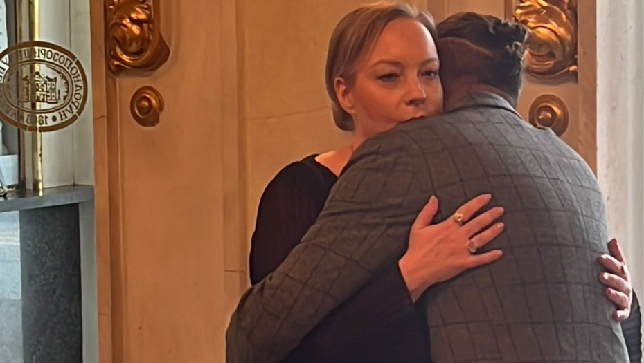 ĆERKA RADMILE ŽIVKOVIĆ NEUTEŠNA! Bojana Bambić sa suzama u očima stigla na komemoraciju, a on se ne odvaja od nje