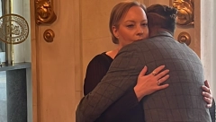 ĆERKA RADMILE ŽIVKOVIĆ NEUTEŠNA! Bojana Bambić sa suzama u očima stigla na komemoraciju, a on se ne odvaja od nje