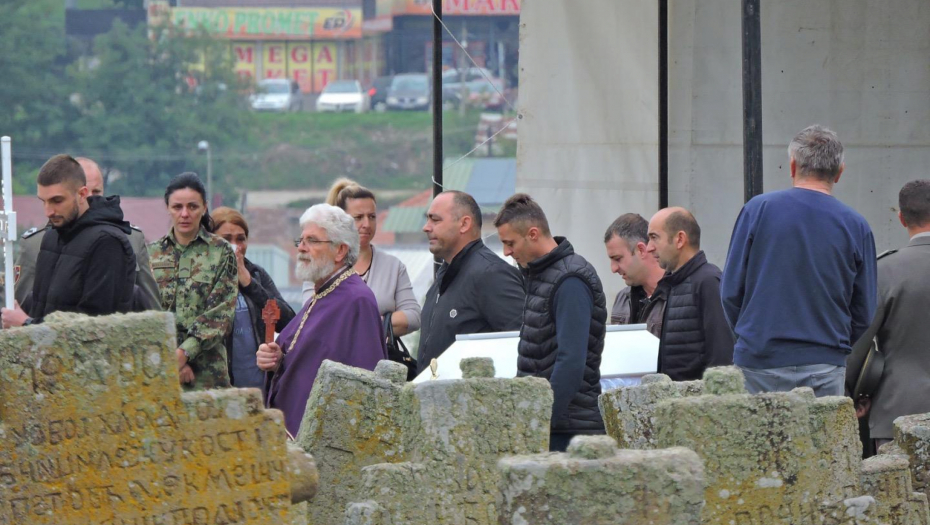 "SVE SAM IZGUBILA! BOŽE, ZAŠTO SI IH SVE UZEO...NEMAM VIŠE NIKOGA" Majka nastradalih mališana iz Raške van sebe od bola, grli malene BELE SANDUKE (FOTO)