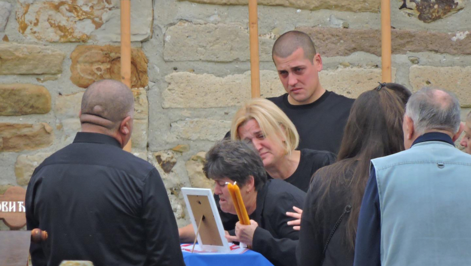 SRPSKA TROBOJKA NA SANDUKU! NEUTEŠNA MAJKA LJUBI SLIKU SVOG NASTRADALOG SINA I UNUČUĆA Potresne scena na sahrani nastradale porodice iz Raške (FOTO)