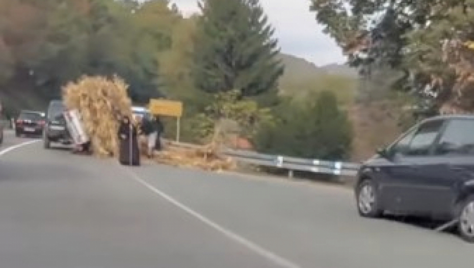 MONAHINJE POMAŽU, OSTALI PROLAZE I SNIMAJU Samo one priskočile u pomoć čoveku posle nezgode na putu