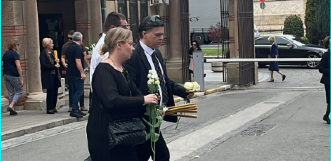 ĆERKA RADMILE ŽIVKOVIĆ NEMA OD BOLA Plače i miluje umrlicu, tuga na Novom groblju, u ruci drži jedan detalj!