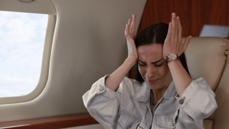 DRAMA U AVIONU Bračni par divljao i vređao putnicu jer je spustila sedište - nastao potpuni haos!