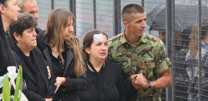 MAJKA NASTRADALE DECE KLEČALA PORED RAKE, PA ZAKUKALA ZA NAJVOLJENIJIMA Srceparajuća scena na sahrani nastradale porodice iz Raške (FOTO)