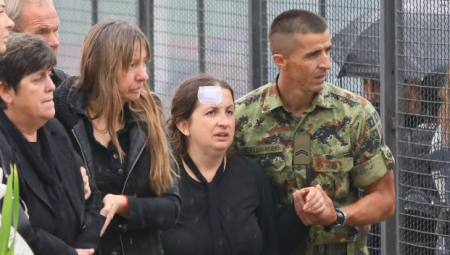 MAJKA NASTRADALE DECE KLEČALA PORED RAKE, PA ZAKUKALA ZA NAJVOLJENIJIMA Srceparajuća scena na sahrani nastradale porodice iz Raške (FOTO)