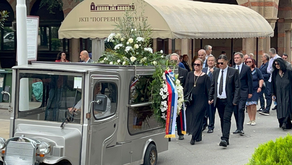 NJU NIKO NIJE OČEKIVAO NA SAHRANI RADMILE ŽIVKOVIĆ! Bivša rijaliti učesnica grca u suzama