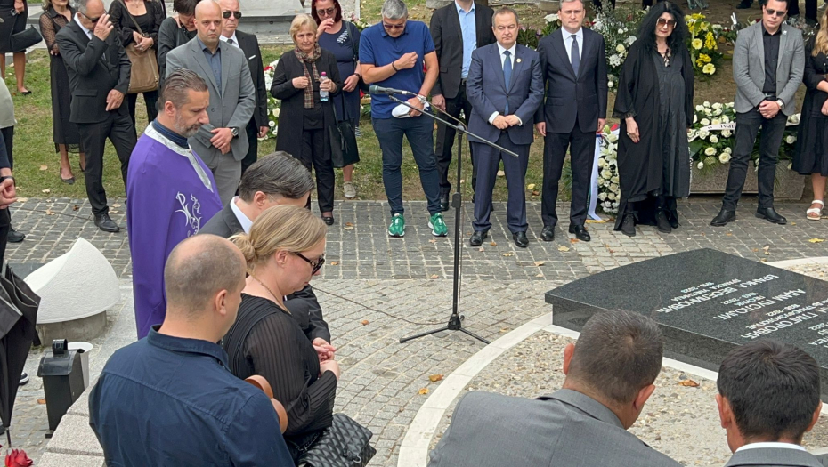 BOJANA JECA NAD GROBOM SVOJE MAJKE! Bolne scene na Novom groblju, ćerka Radmile Živković izustila samo jedno