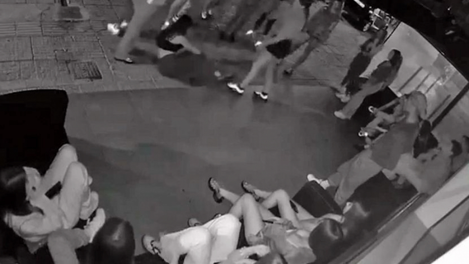 ŠOKANTNI SNIMAK NAPADA NA 14-GODIŠNJU DEVOJČICU: Udarale je i šutirale dok nije pala! (VIDEO)