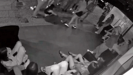 ŠOKANTNI SNIMAK NAPADA NA 14-GODIŠNJU DEVOJČICU: Udarale je i šutirale dok nije pala! (VIDEO)