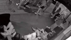 ŠOKANTNI SNIMAK NAPADA NA 14-GODIŠNJU DEVOJČICU: Udarale je i šutirale dok nije pala! (VIDEO)