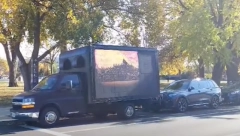 TRI KAMIONA U NJUJORKU PRIKAZUJU TEROR NAD SRBIMA NA KIM! Ceo dan će prolaziti ulicama, nedaleko od zgrade Ujedinjenih nacija (VIDEO)