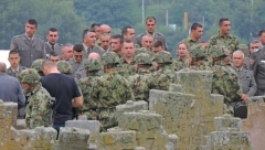 NI VOJNICI NISU USPELI DA ZADRŽE SUZE ZA TRI ANĐELA Omiljenog kolegu ispratili uz najviše državne počasti i pesmu "TAMO DALEKO", supruzi predali zastavu (FOTO/VIDEO)