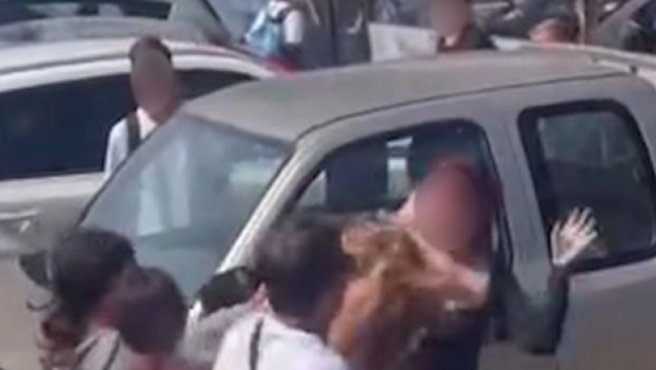 ŽESTOKA TUČA UČENICA U SREDNJOJ ŠKOLI Jezivo! Vršnjaci posmatrali, mnogi se čak i smejali